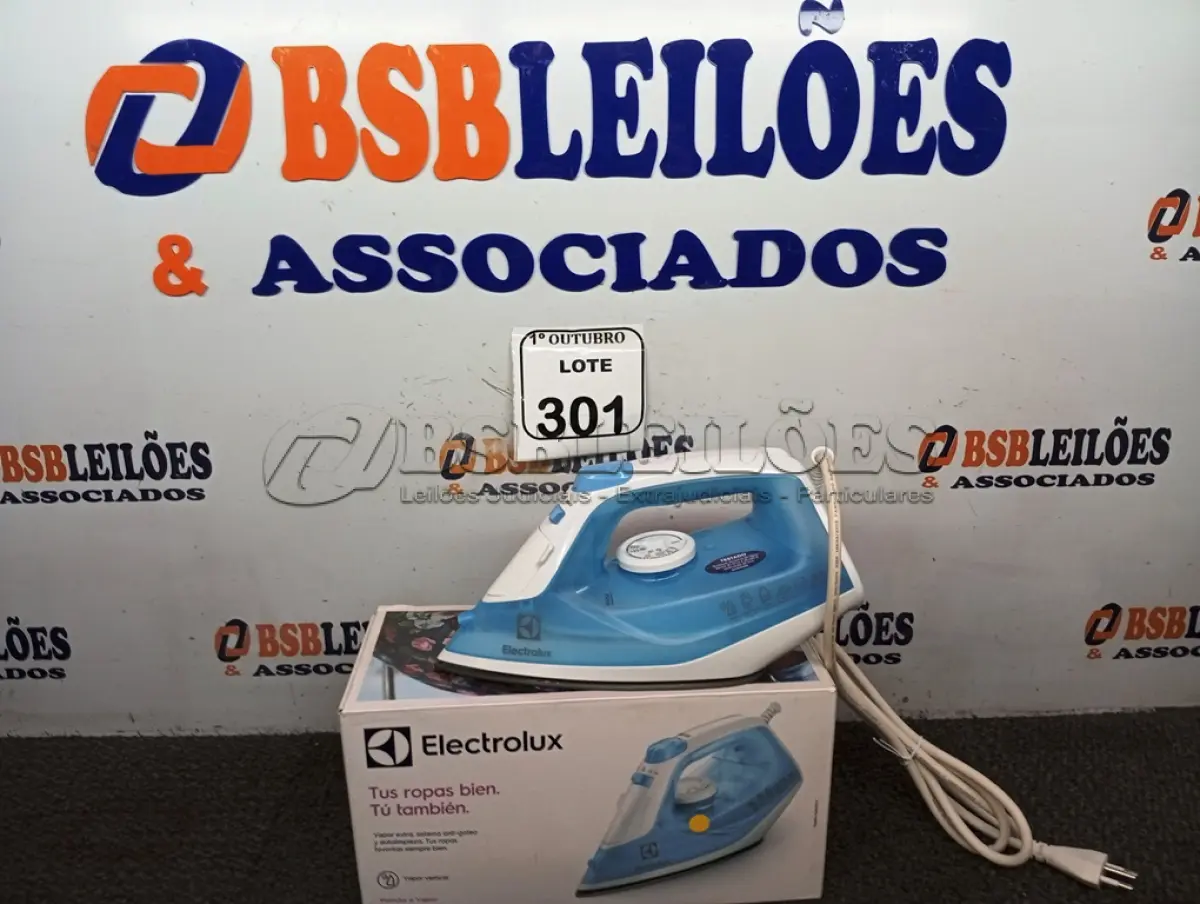 LOTE 301 - 01 FERRO DE PASSAR ROUPAS A VAPOR ELECTROLUX COR BRANCA C/ AZUL (NOVO). (NO ESTADO) ATENÇÃO! FAZER A VISITAÇÃO ANTES DE ARREMATAR, NÃO SABEMOS SE FUNCIONA. LEILÃO NÃO TEM GARANTIA E NEM DEVOLUÇÃO, SUJEITO A POSSÍVEIS AVARIAS VISÍVEIS/OCULTAS E/OU AUSÊNCIA DE COMPONENTES.