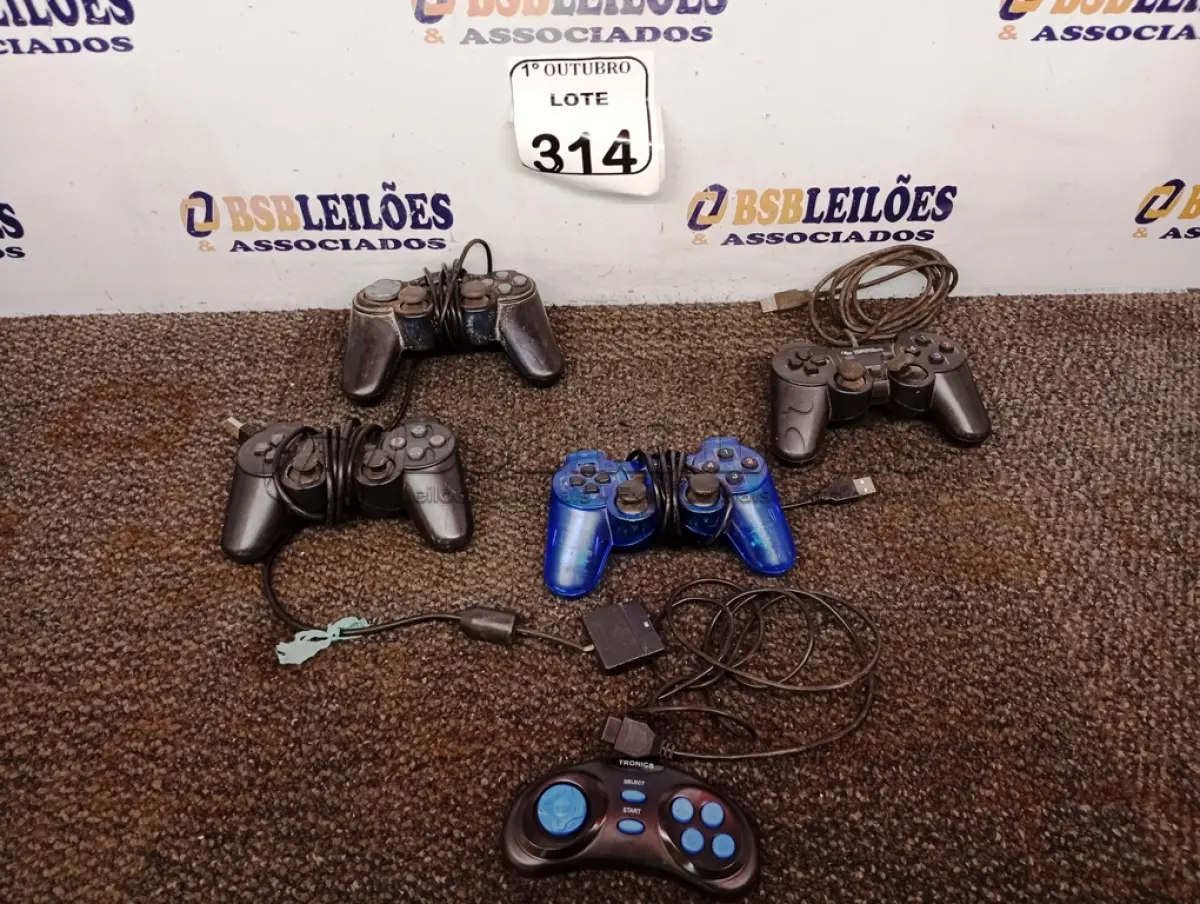 LOTE 314 - 05 JOYSTICKS DE GAMES MARCAS E MODELOS DIVERSOS. (NO ESTADO) ATENÇÃO! FAZER A VISITAÇÃO ANTES DE ARREMATAR, NÃO SABEMOS SE FUNCIONA. LEILÃO NÃO TEM GARANTIA E NEM DEVOLUÇÃO, SUJEITO A POSSÍVEIS AVARIAS VISÍVEIS/OCULTAS E/OU AUSÊNCIA DE COMPONENTES.