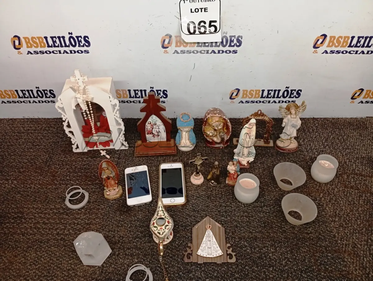 LOTE 065 - 02 CELULARES ANTIGOS E VÁRIAS IMAGENS CATÓLICAS (NO ESTADO) ATENÇÃO! FAZER A VISITAÇÃO ANTES DE ARREMATAR, NÃO SABEMOS SE FUNCIONA. LEILÃO NÃO TEM GARANTIA E NEM DEVOLUÇÃO, SUJEITO A POSSÍVEIS AVARIAS VISÍVEIS/OCULTAS E/OU AUSÊNCIA DE COMPONENTES.