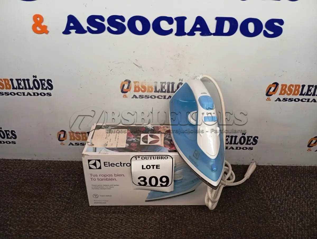 LOTE 309 - 01 FERRO DE PASSAR ROUPAS A VAPOR ELECTROLUX COR BRANCA C/ AZUL (NOVO). (NO ESTADO) ATENÇÃO! FAZER A VISITAÇÃO ANTES DE ARREMATAR, NÃO SABEMOS SE FUNCIONA. LEILÃO NÃO TEM GARANTIA E NEM DEVOLUÇÃO, SUJEITO A POSSÍVEIS AVARIAS VISÍVEIS/OCULTAS E/OU AUSÊNCIA DE COMPONENTES.
