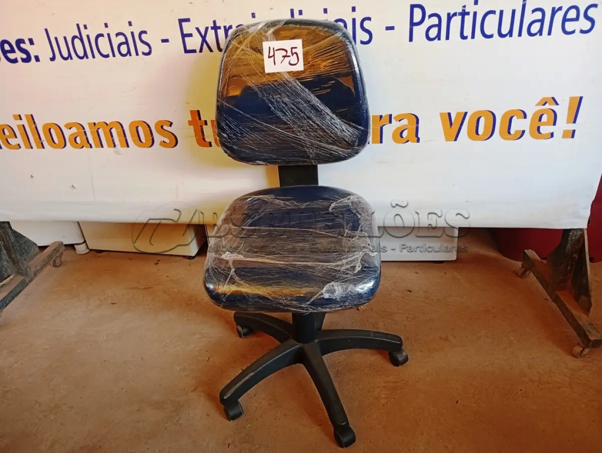 LOTE 475 - 01 CADEIRA ESTOFADA S/ BRAÇO. (NO ESTADO) ATENÇÃO! FAZER A VISITAÇÃO ANTES DE ARREMATAR, NÃO SABEMOS SE FUNCIONA. LEILÃO NÃO TEM GARANTIA E NEM DEVOLUÇÃO, SUJEITO A POSSÍVEIS AVARIAS VISÍVEIS/OCULTAS E/OU AUSÊNCIA DE COMPONENTES.