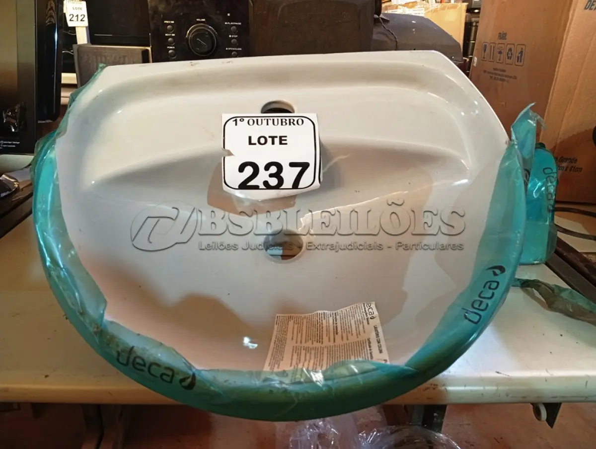 LOTE 237 - 01 LAVATÓRIO DECA NA COR CINZA 455X360MM C/BASE. (NO ESTADO) ATENÇÃO! FAZER A VISITAÇÃO ANTES DE ARREMATAR, NÃO SABEMOS SE FUNCIONA. LEILÃO NÃO TEM GARANTIA E NEM DEVOLUÇÃO, SUJEITO A POSSÍVEIS AVARIAS VISÍVEIS/OCULTAS E/OU AUSÊNCIA DE COMPONENTES.
