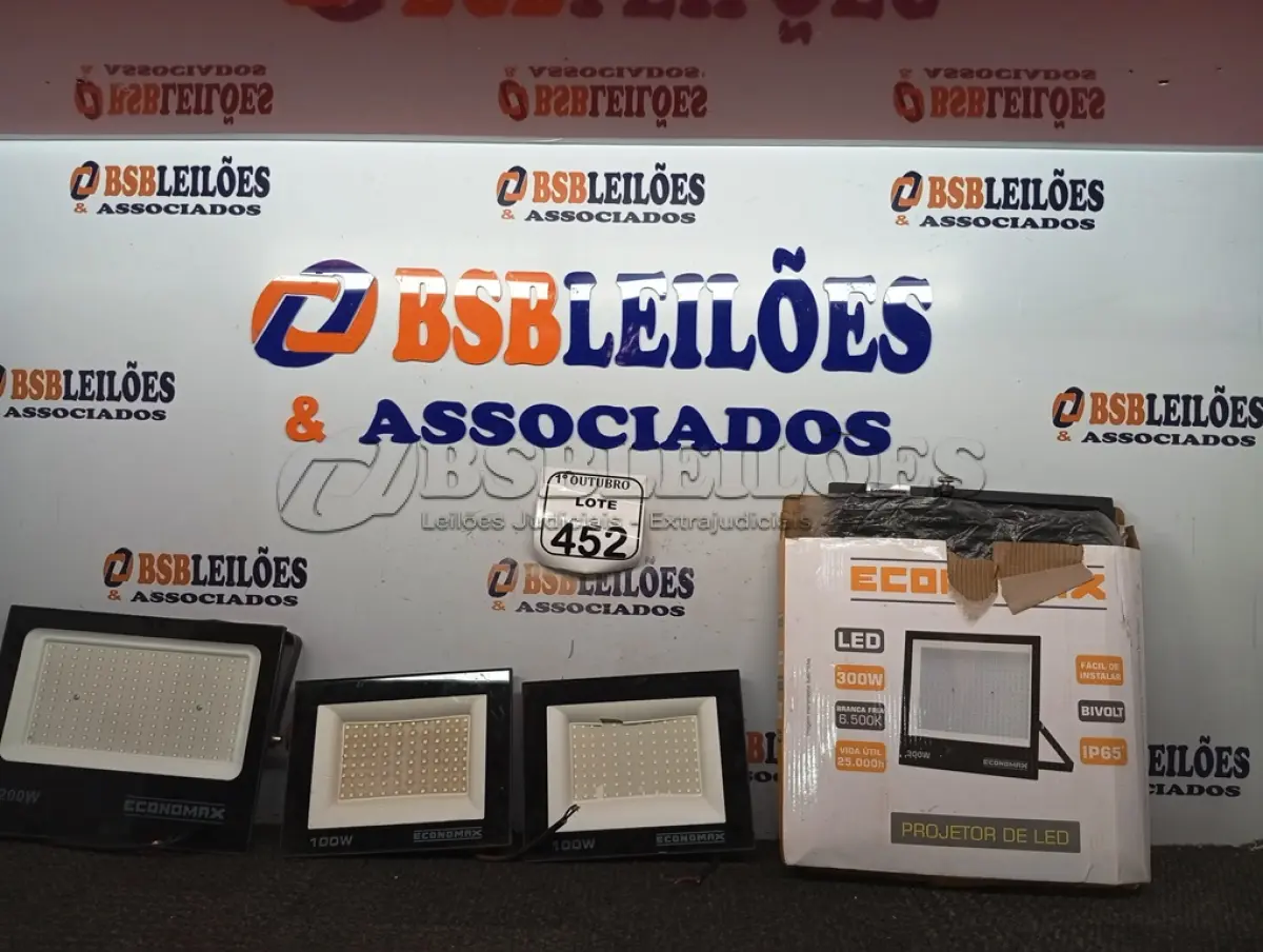 LOTE 453 - 08 PAINÉIS DE LUMINÁRIA. (NO ESTADO) ATENÇÃO! FAZER A VISITAÇÃO ANTES DE ARREMATAR, NÃO SABEMOS SE FUNCIONA. LEILÃO NÃO TEM GARANTIA E NEM DEVOLUÇÃO, SUJEITO A POSSÍVEIS AVARIAS VISÍVEIS/OCULTAS E/OU AUSÊNCIA DE COMPONENTES.