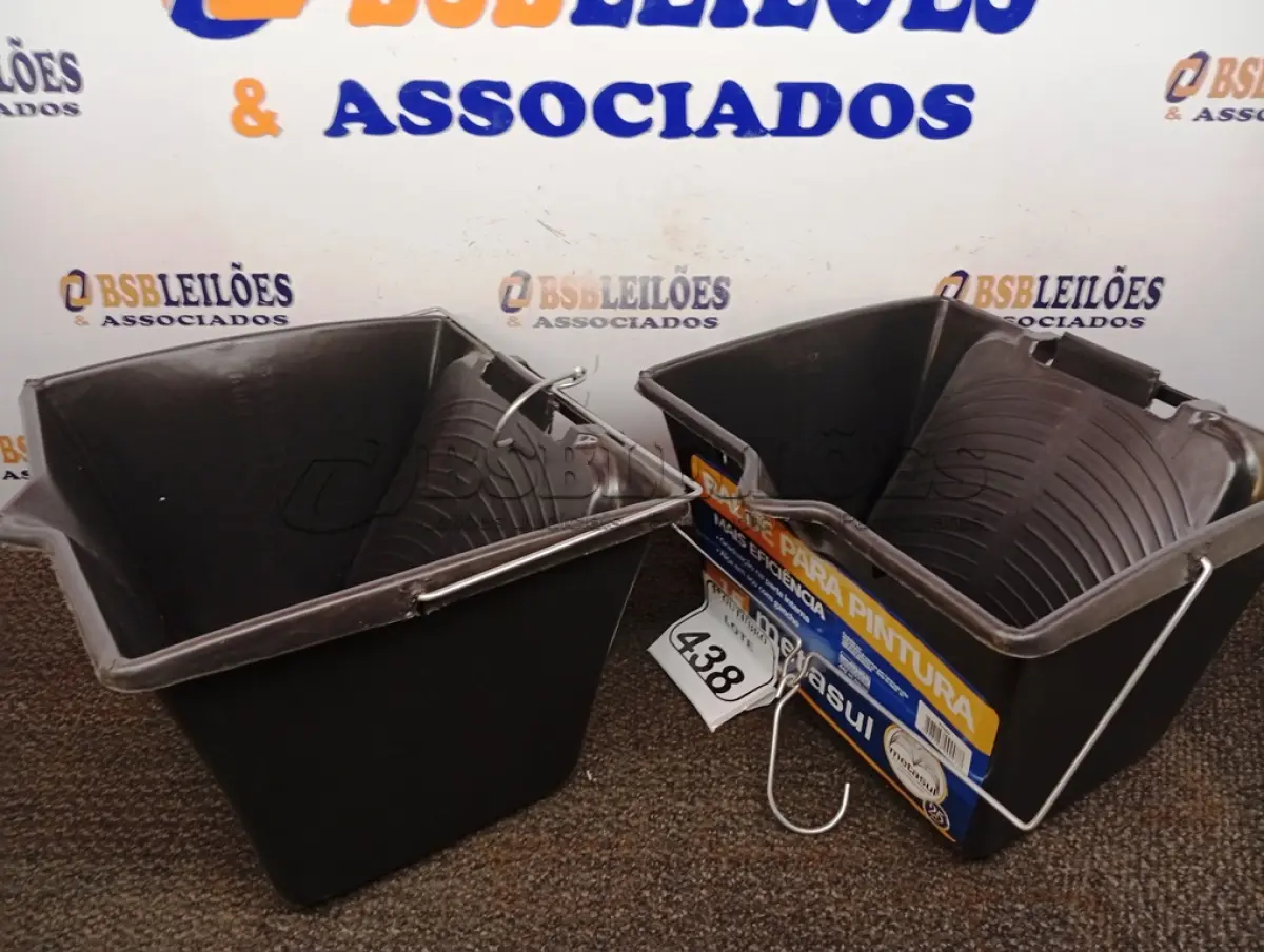 LOTE 438 - 02 BALDES P/ PINTURA. (NO ESTADO) ATENÇÃO! FAZER A VISITAÇÃO ANTES DE ARREMATAR, NÃO SABEMOS SE FUNCIONA. LEILÃO NÃO TEM GARANTIA E NEM DEVOLUÇÃO, SUJEITO A POSSÍVEIS AVARIAS VISÍVEIS/OCULTAS E/OU AUSÊNCIA DE COMPONENTES.