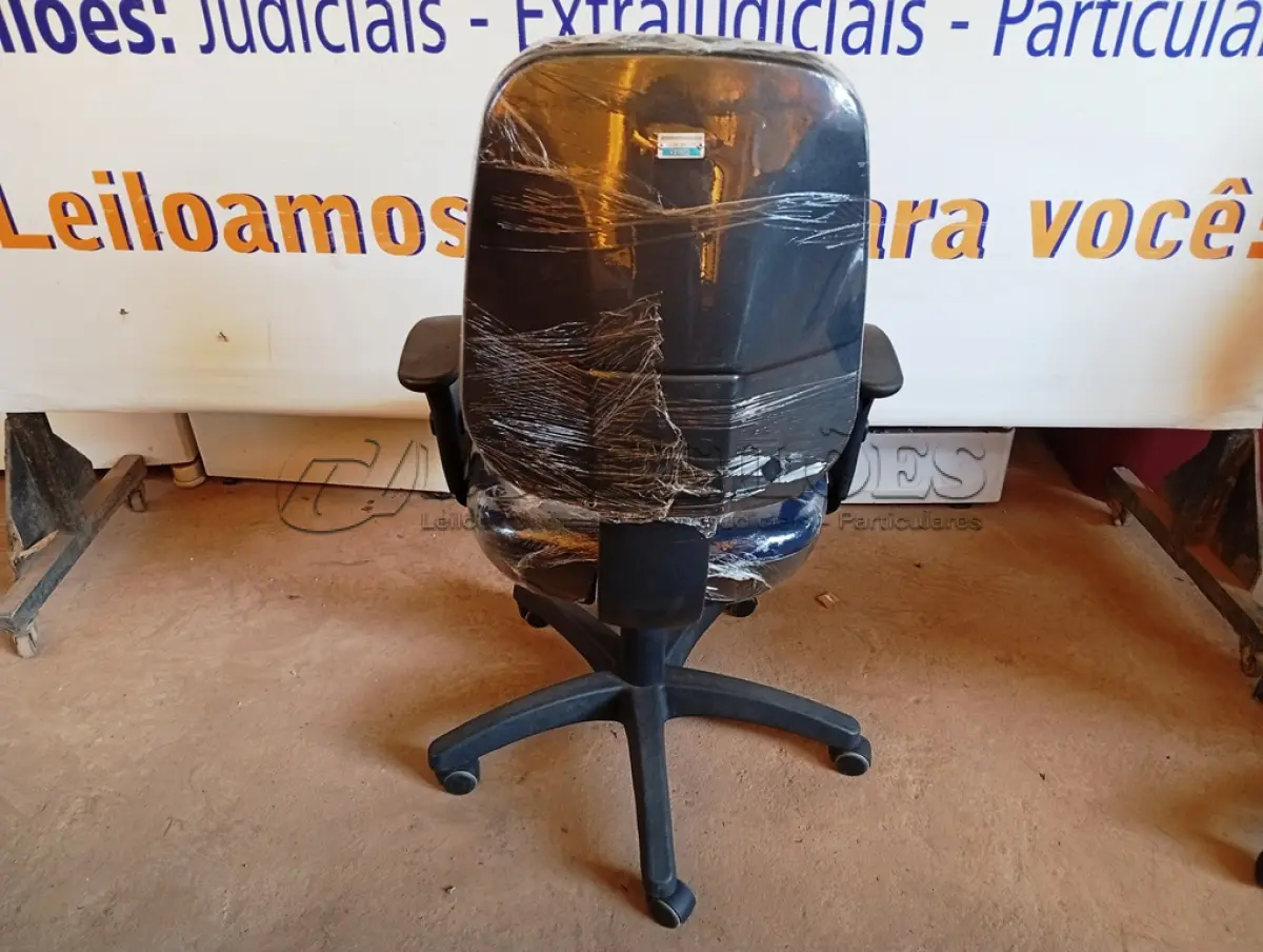 LOTE 481 - 01 CADEIRA ESTOFADA C/ BRAÇO. (NO ESTADO) ATENÇÃO! FAZER A VISITAÇÃO ANTES DE ARREMATAR, NÃO SABEMOS SE FUNCIONA. LEILÃO NÃO TEM GARANTIA E NEM DEVOLUÇÃO, SUJEITO A POSSÍVEIS AVARIAS VISÍVEIS/OCULTAS E/OU AUSÊNCIA DE COMPONENTES.