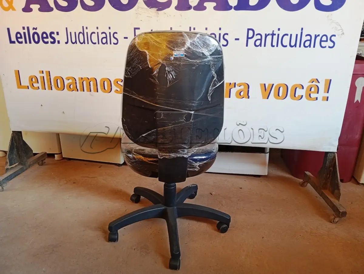 LOTE 471 - 01 CADEIRA ESTOFADA S/ BRAÇO. (NO ESTADO) ATENÇÃO! FAZER A VISITAÇÃO ANTES DE ARREMATAR, NÃO SABEMOS SE FUNCIONA. LEILÃO NÃO TEM GARANTIA E NEM DEVOLUÇÃO, SUJEITO A POSSÍVEIS AVARIAS VISÍVEIS/OCULTAS E/OU AUSÊNCIA DE COMPONENTES.
