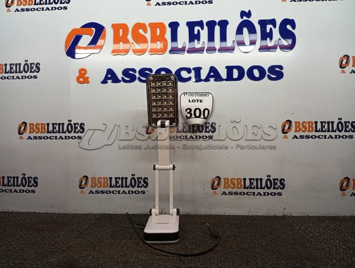 LOTE 300 - 01 LUMINÁRIA DE MESA ECONOMY. (NO ESTADO) ATENÇÃO! FAZER A VISITAÇÃO ANTES DE ARREMATAR, NÃO SABEMOS SE FUNCIONA. LEILÃO NÃO TEM GARANTIA E NEM DEVOLUÇÃO, SUJEITO A POSSÍVEIS AVARIAS VISÍVEIS/OCULTAS E/OU AUSÊNCIA DE COMPONENTES.