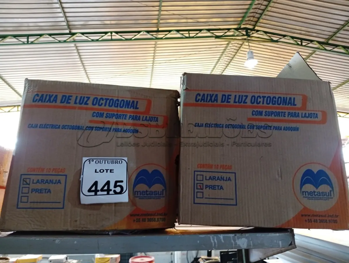 LOTE 445 - 02 CAIXAS DE LUZ OCTOGONAL. (NO ESTADO) ATENÇÃO! FAZER A VISITAÇÃO ANTES DE ARREMATAR, NÃO SABEMOS SE FUNCIONA. LEILÃO NÃO TEM GARANTIA E NEM DEVOLUÇÃO, SUJEITO A POSSÍVEIS AVARIAS VISÍVEIS/OCULTAS E/OU AUSÊNCIA DE COMPONENTES.