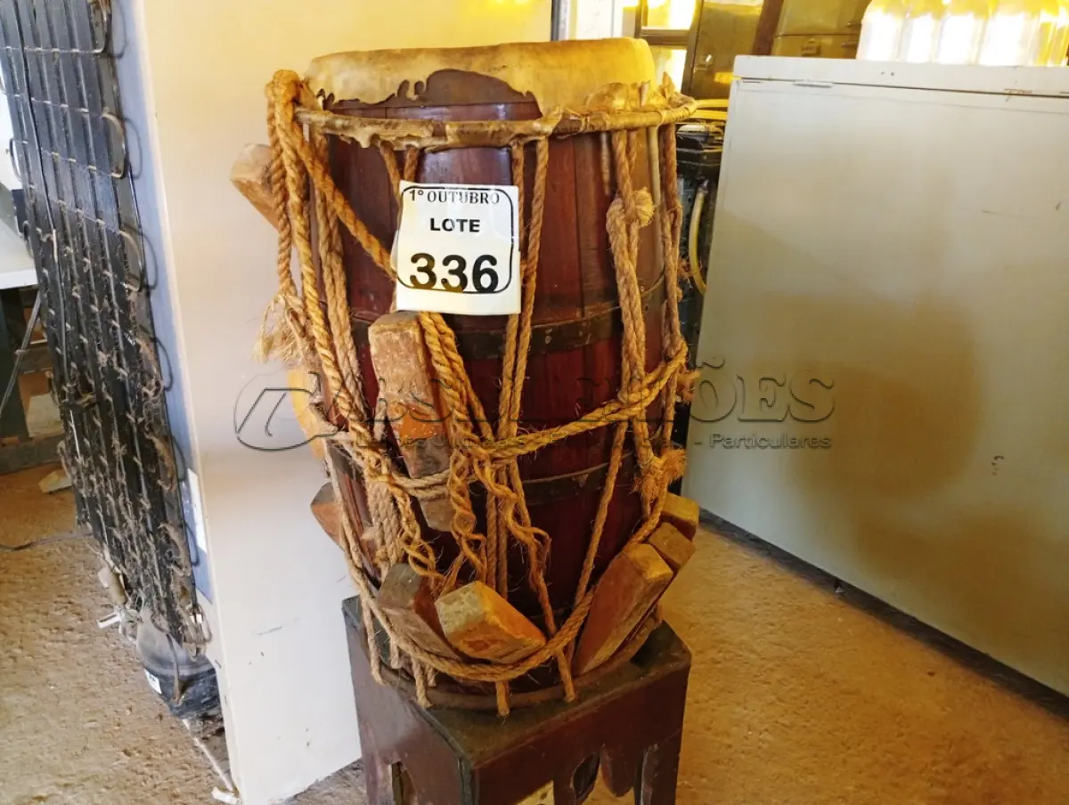LOTE 336 - 01 TAMBOR EM MADEIRA. (NO ESTADO) ATENÇÃO! FAZER A VISITAÇÃO ANTES DE ARREMATAR, NÃO SABEMOS SE FUNCIONA. LEILÃO NÃO TEM GARANTIA E NEM DEVOLUÇÃO, SUJEITO A POSSÍVEIS AVARIAS VISÍVEIS/OCULTAS E/OU AUSÊNCIA DE COMPONENTES.