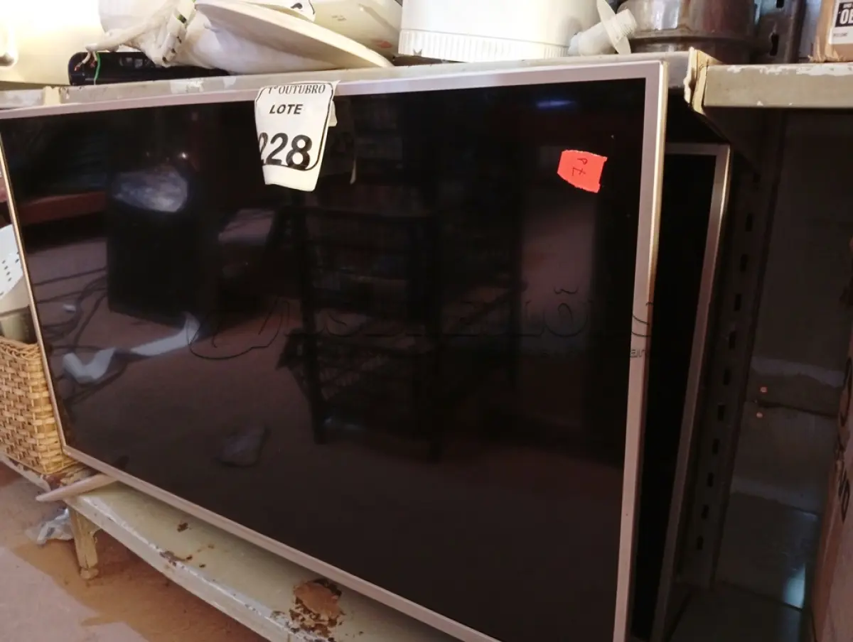 LOTE 228 - 02 TVS 42” POLEGADAS PHILCO C/AVARIAS. (NO ESTADO) ATENÇÃO! FAZER A VISITAÇÃO ANTES DE ARREMATAR, NÃO SABEMOS SE FUNCIONA. LEILÃO NÃO TEM GARANTIA E NEM DEVOLUÇÃO, SUJEITO A POSSÍVEIS AVARIAS VISÍVEIS/OCULTAS E/OU AUSÊNCIA DE COMPONENTES.