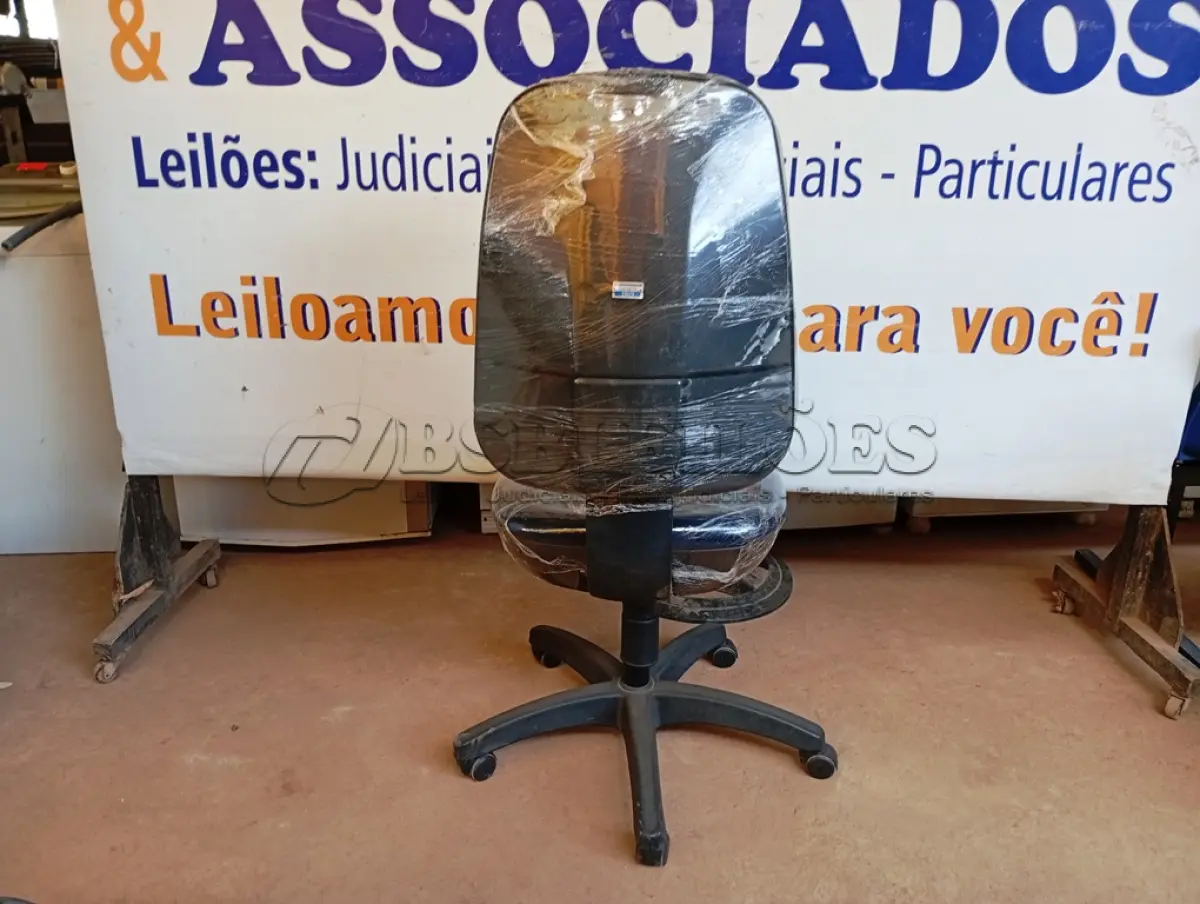 LOTE 511 - 01 CADEIRA ESTOFADA S/ BRAÇO. (NO ESTADO) ATENÇÃO! FAZER A VISITAÇÃO ANTES DE ARREMATAR, NÃO SABEMOS SE FUNCIONA. LEILÃO NÃO TEM GARANTIA E NEM DEVOLUÇÃO, SUJEITO A POSSÍVEIS AVARIAS VISÍVEIS/OCULTAS E/OU AUSÊNCIA DE COMPONENTES.