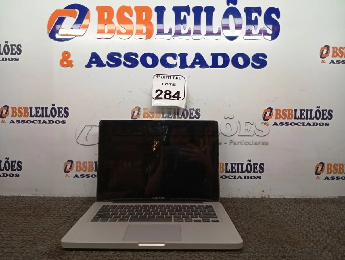 LOTE 284 - 01 MACBOOK PRO SEM FONTE. (NO ESTADO) ATENÇÃO! FAZER A VISITAÇÃO ANTES DE ARREMATAR, NÃO SABEMOS SE FUNCIONA. LEILÃO NÃO TEM GARANTIA E NEM DEVOLUÇÃO, SUJEITO A POSSÍVEIS AVARIAS VISÍVEIS/OCULTAS E/OU AUSÊNCIA DE COMPONENTES.