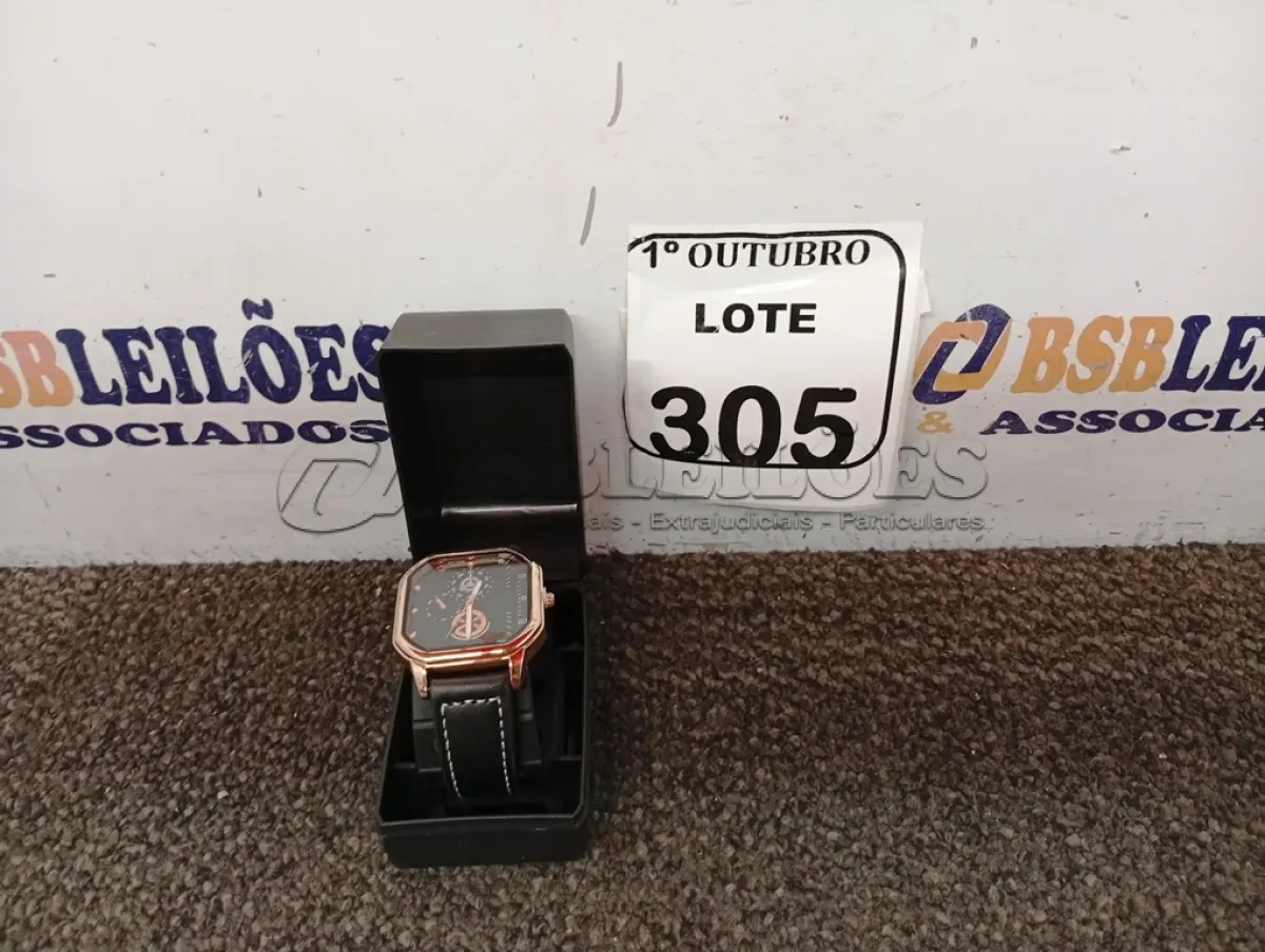 LOTE 305 - 01 RELÓGIO DE PULSO. (NO ESTADO) ATENÇÃO! FAZER A VISITAÇÃO ANTES DE ARREMATAR, NÃO SABEMOS SE FUNCIONA. LEILÃO NÃO TEM GARANTIA E NEM DEVOLUÇÃO, SUJEITO A POSSÍVEIS AVARIAS VISÍVEIS/OCULTAS E/OU AUSÊNCIA DE COMPONENTES.