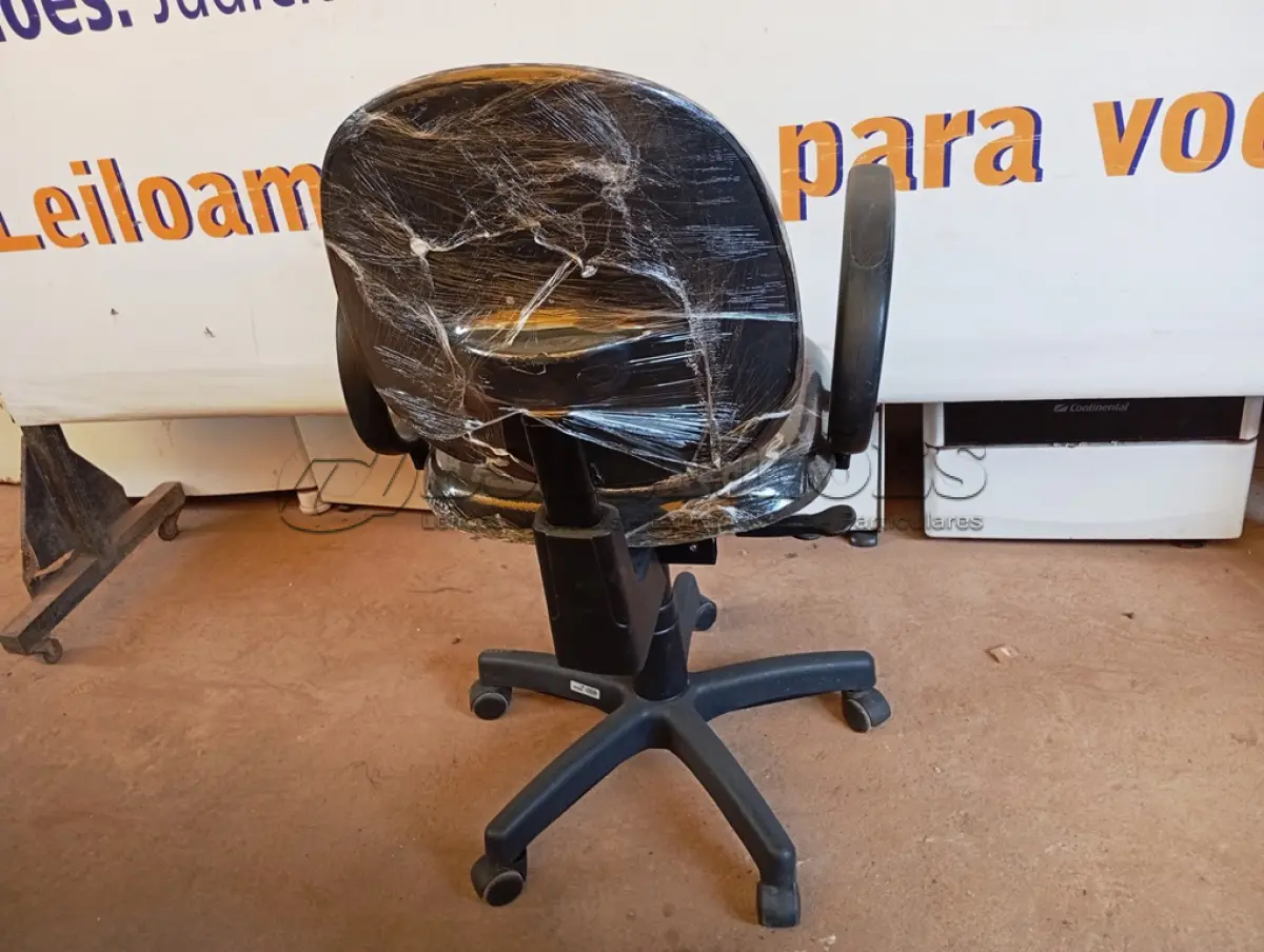 LOTE 497 - 01 CADEIRA ESTOFADA C/ BRAÇO. (NO ESTADO) ATENÇÃO! FAZER A VISITAÇÃO ANTES DE ARREMATAR, NÃO SABEMOS SE FUNCIONA. LEILÃO NÃO TEM GARANTIA E NEM DEVOLUÇÃO, SUJEITO A POSSÍVEIS AVARIAS VISÍVEIS/OCULTAS E/OU AUSÊNCIA DE COMPONENTES.