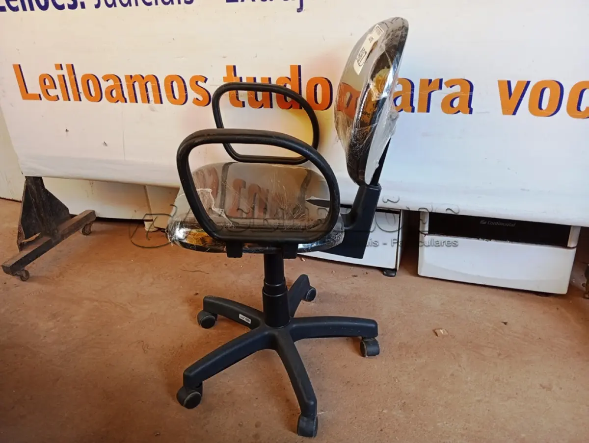 LOTE 497 - 01 CADEIRA ESTOFADA C/ BRAÇO. (NO ESTADO) ATENÇÃO! FAZER A VISITAÇÃO ANTES DE ARREMATAR, NÃO SABEMOS SE FUNCIONA. LEILÃO NÃO TEM GARANTIA E NEM DEVOLUÇÃO, SUJEITO A POSSÍVEIS AVARIAS VISÍVEIS/OCULTAS E/OU AUSÊNCIA DE COMPONENTES.