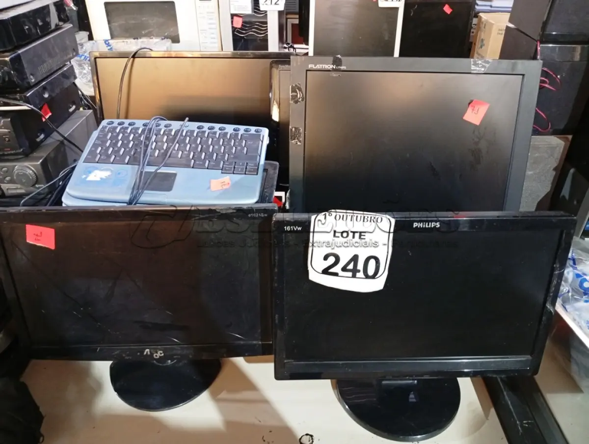 LOTE 240 - 08 MONITORES MARCAS E MODELOS DIVERSOS C/AVARIAS E 04 TECLADOS COM MOUSEPAD. (NO ESTADO) ATENÇÃO! FAZER A VISITAÇÃO ANTES DE ARREMATAR, NÃO SABEMOS SE FUNCIONA. LEILÃO NÃO TEM GARANTIA E NEM DEVOLUÇÃO, SUJEITO A POSSÍVEIS AVARIAS VISÍVEIS/OCULTAS E/OU AUSÊNCIA DE COMPONENTES.