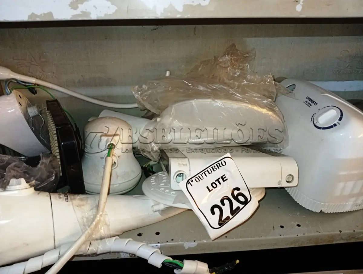 LOTE 226 - 01 CONTROLADOR DE TEMPERATURA E DIVERSOS CHUVEIROS MARCAS E MODELOS DIVERSOS. (NO ESTADO) ATENÇÃO! FAZER A VISITAÇÃO ANTES DE ARREMATAR, NÃO SABEMOS SE FUNCIONA. LEILÃO NÃO TEM GARANTIA E NEM DEVOLUÇÃO, SUJEITO A POSSÍVEIS AVARIAS VISÍVEIS/OCULTAS E/OU AUSÊNCIA DE COMPONENTES.
