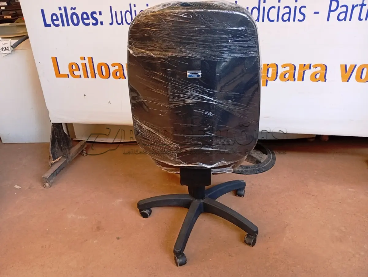 LOTE 505 - 01 CADEIRA ESTOFADA S/ BRAÇO. (NO ESTADO) ATENÇÃO! FAZER A VISITAÇÃO ANTES DE ARREMATAR, NÃO SABEMOS SE FUNCIONA. LEILÃO NÃO TEM GARANTIA E NEM DEVOLUÇÃO, SUJEITO A POSSÍVEIS AVARIAS VISÍVEIS/OCULTAS E/OU AUSÊNCIA DE COMPONENTES.