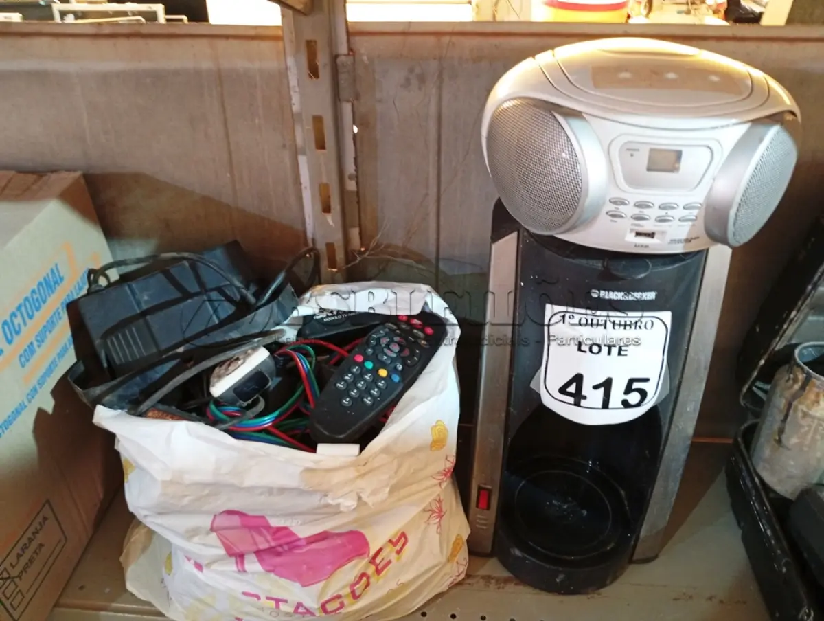 LOTE 415 - 01 CAFETEIRA BLACK E DECKER, 01 RÁDIO E DIVERSOS CABOS E ELETRÔNICOS. (NO ESTADO) ATENÇÃO! FAZER A VISITAÇÃO ANTES DE ARREMATAR, NÃO SABEMOS SE FUNCIONA. LEILÃO NÃO TEM GARANTIA E NEM DEVOLUÇÃO, SUJEITO A POSSÍVEIS AVARIAS VISÍVEIS/OCULTAS E/OU AUSÊNCIA DE COMPONENTES.