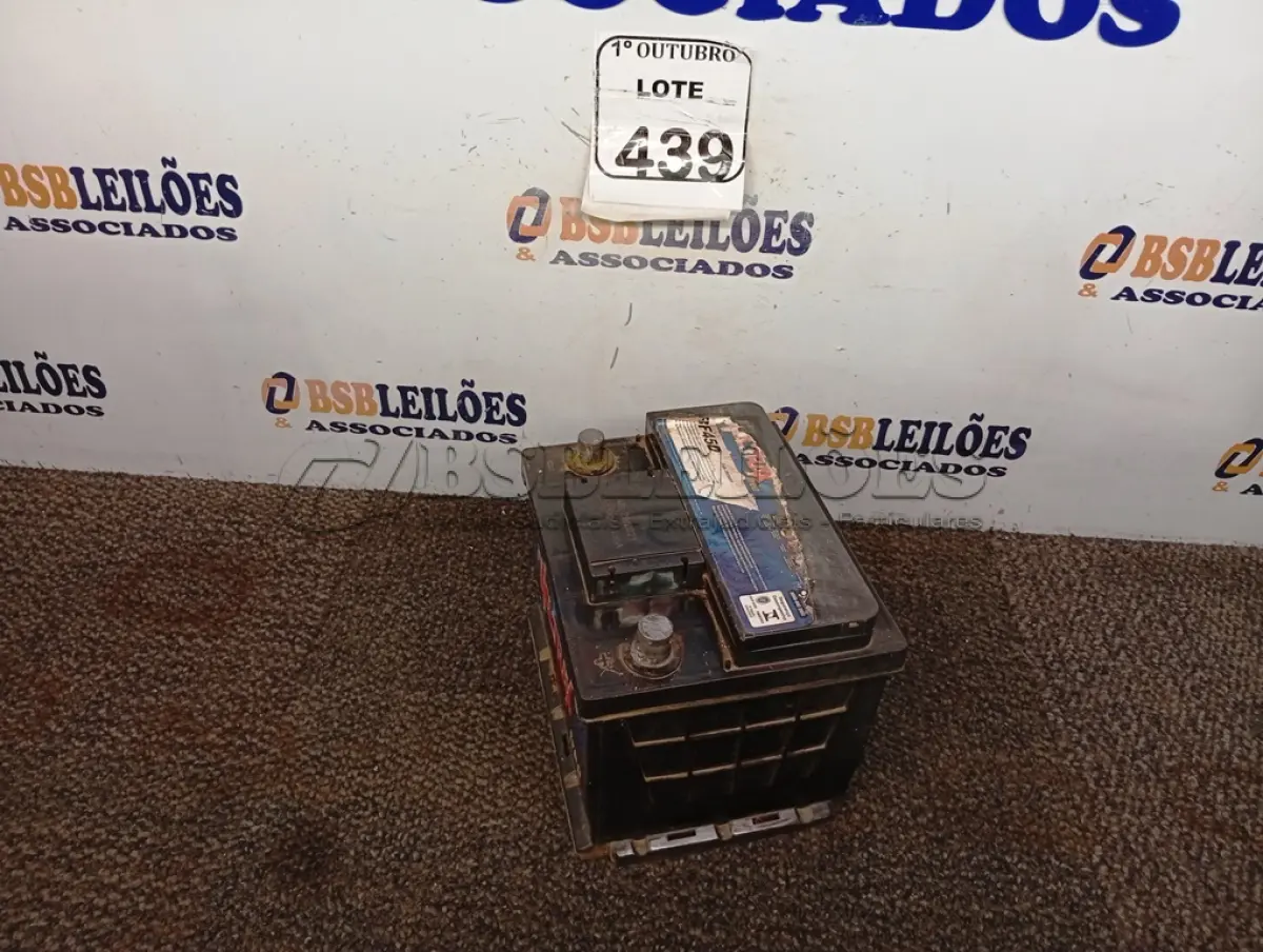 LOTE 439 - 01 BATERIA VEICULAR VOLTRAX. (NO ESTADO) ATENÇÃO! FAZER A VISITAÇÃO ANTES DE ARREMATAR, NÃO SABEMOS SE FUNCIONA. LEILÃO NÃO TEM GARANTIA E NEM DEVOLUÇÃO, SUJEITO A POSSÍVEIS AVARIAS VISÍVEIS/OCULTAS E/OU AUSÊNCIA DE COMPONENTES.