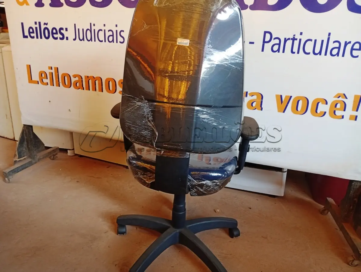 LOTE 473 - 01 CADEIRA ESTOFADA C/ BRAÇO. (NO ESTADO) ATENÇÃO! FAZER A VISITAÇÃO ANTES DE ARREMATAR, NÃO SABEMOS SE FUNCIONA. LEILÃO NÃO TEM GARANTIA E NEM DEVOLUÇÃO, SUJEITO A POSSÍVEIS AVARIAS VISÍVEIS/OCULTAS E/OU AUSÊNCIA DE COMPONENTES.