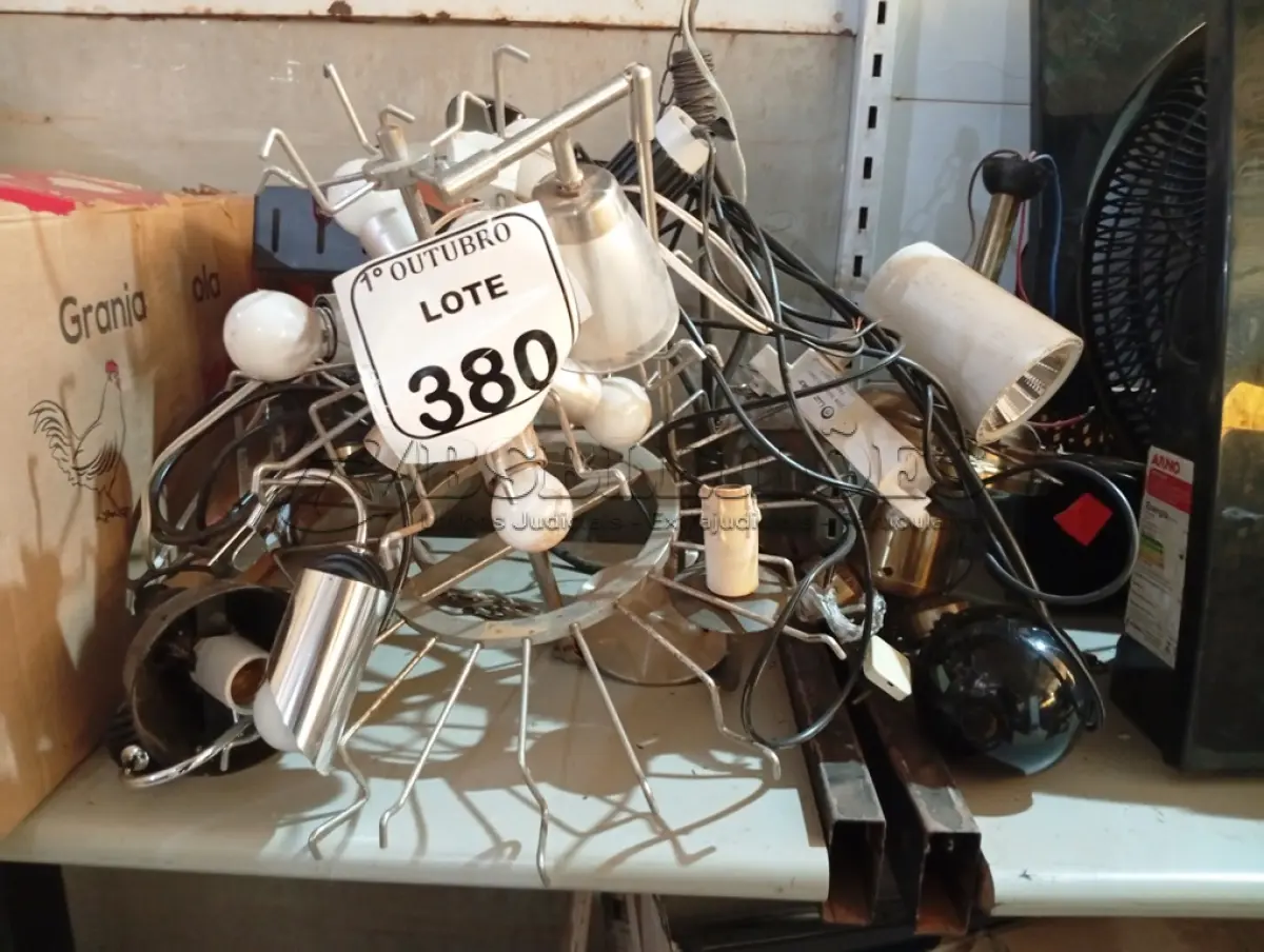 LOTE 380 - 01 LOTE C/ LUMINÁRIAS DE DIVERSOS MODELOS E TAMANHOS. (NO ESTADO) ATENÇÃO! FAZER A VISITAÇÃO ANTES DE ARREMATAR, NÃO SABEMOS SE FUNCIONA. LEILÃO NÃO TEM GARANTIA E NEM DEVOLUÇÃO, SUJEITO A POSSÍVEIS AVARIAS VISÍVEIS/OCULTAS E/OU AUSÊNCIA DE COMPONENTES.
