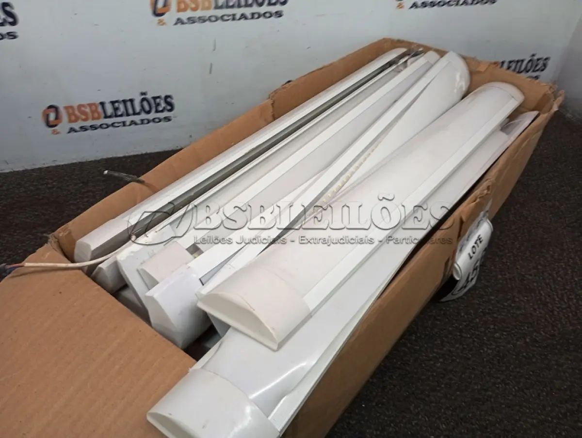 LOTE 456 - 01 LOTE C/ DIVERSAS LÂMPADAS DE LED. (NO ESTADO) ATENÇÃO! FAZER A VISITAÇÃO ANTES DE ARREMATAR, NÃO SABEMOS SE FUNCIONA. LEILÃO NÃO TEM GARANTIA E NEM DEVOLUÇÃO, SUJEITO A POSSÍVEIS AVARIAS VISÍVEIS/OCULTAS E/OU AUSÊNCIA DE COMPONENTES.