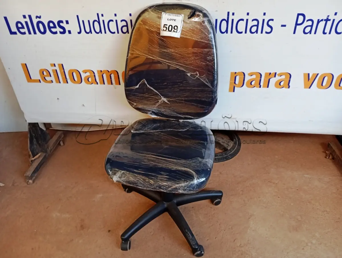 LOTE 509 - 01 CADEIRA ESTOFADA S/ BRAÇO. (NO ESTADO) ATENÇÃO! FAZER A VISITAÇÃO ANTES DE ARREMATAR, NÃO SABEMOS SE FUNCIONA. LEILÃO NÃO TEM GARANTIA E NEM DEVOLUÇÃO, SUJEITO A POSSÍVEIS AVARIAS VISÍVEIS/OCULTAS E/OU AUSÊNCIA DE COMPONENTES.