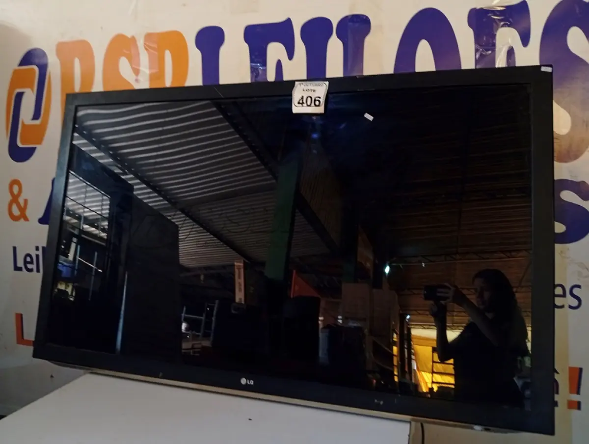 LOTE 406 - 01 TV LG “65” POLEGADAS P/ RETIRADA DE PEÇAS. (NO ESTADO) ATENÇÃO! FAZER A VISITAÇÃO ANTES DE ARREMATAR, NÃO SABEMOS SE FUNCIONA. LEILÃO NÃO TEM GARANTIA E NEM DEVOLUÇÃO, SUJEITO A POSSÍVEIS AVARIAS VISÍVEIS/OCULTAS E/OU AUSÊNCIA DE COMPONENTES.