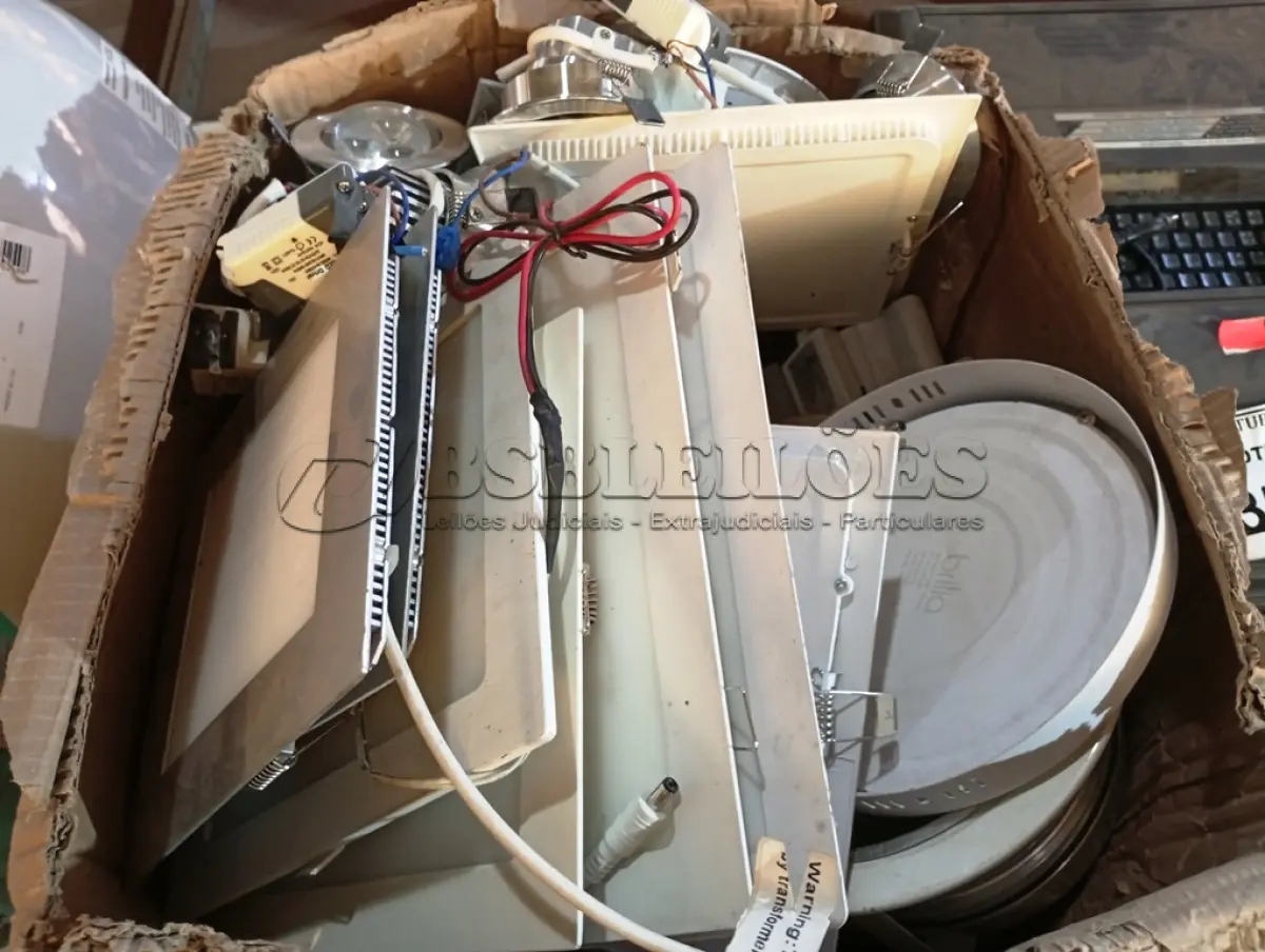 LOTE 355 - 01 LOTE COM LUMINÁRIAS DE MARCAS E MODELOS DIVERSOS. (NO ESTADO) ATENÇÃO! FAZER A VISITAÇÃO ANTES DE ARREMATAR, NÃO SABEMOS SE FUNCIONA. LEILÃO NÃO TEM GARANTIA E NEM DEVOLUÇÃO, SUJEITO A POSSÍVEIS AVARIAS VISÍVEIS/OCULTAS E/OU AUSÊNCIA DE COMPONENTES.
