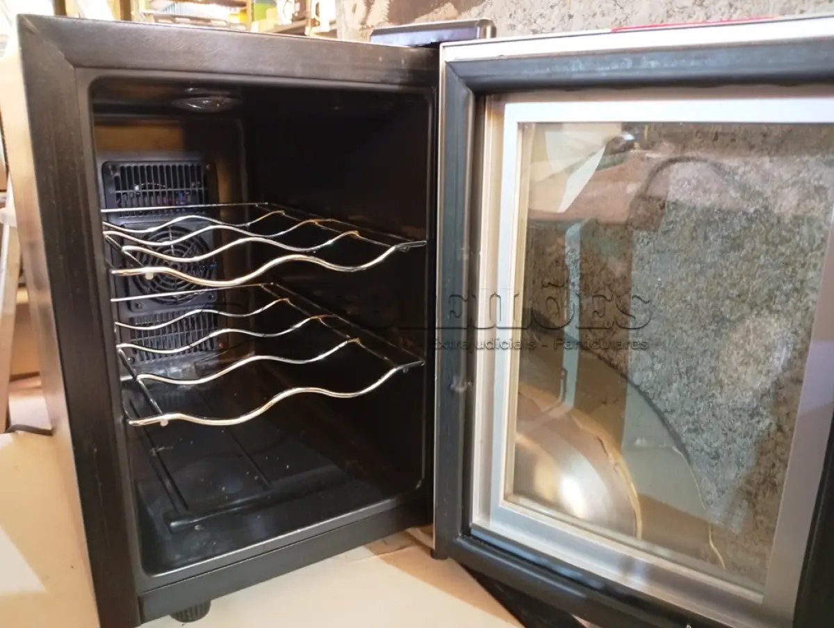 LOTE 234 - 01 ADEGA TOCAVE. (NO ESTADO) ATENÇÃO! FAZER A VISITAÇÃO ANTES DE ARREMATAR, NÃO SABEMOS SE FUNCIONA. LEILÃO NÃO TEM GARANTIA E NEM DEVOLUÇÃO, SUJEITO A POSSÍVEIS AVARIAS VISÍVEIS/OCULTAS E/OU AUSÊNCIA DE COMPONENTES.