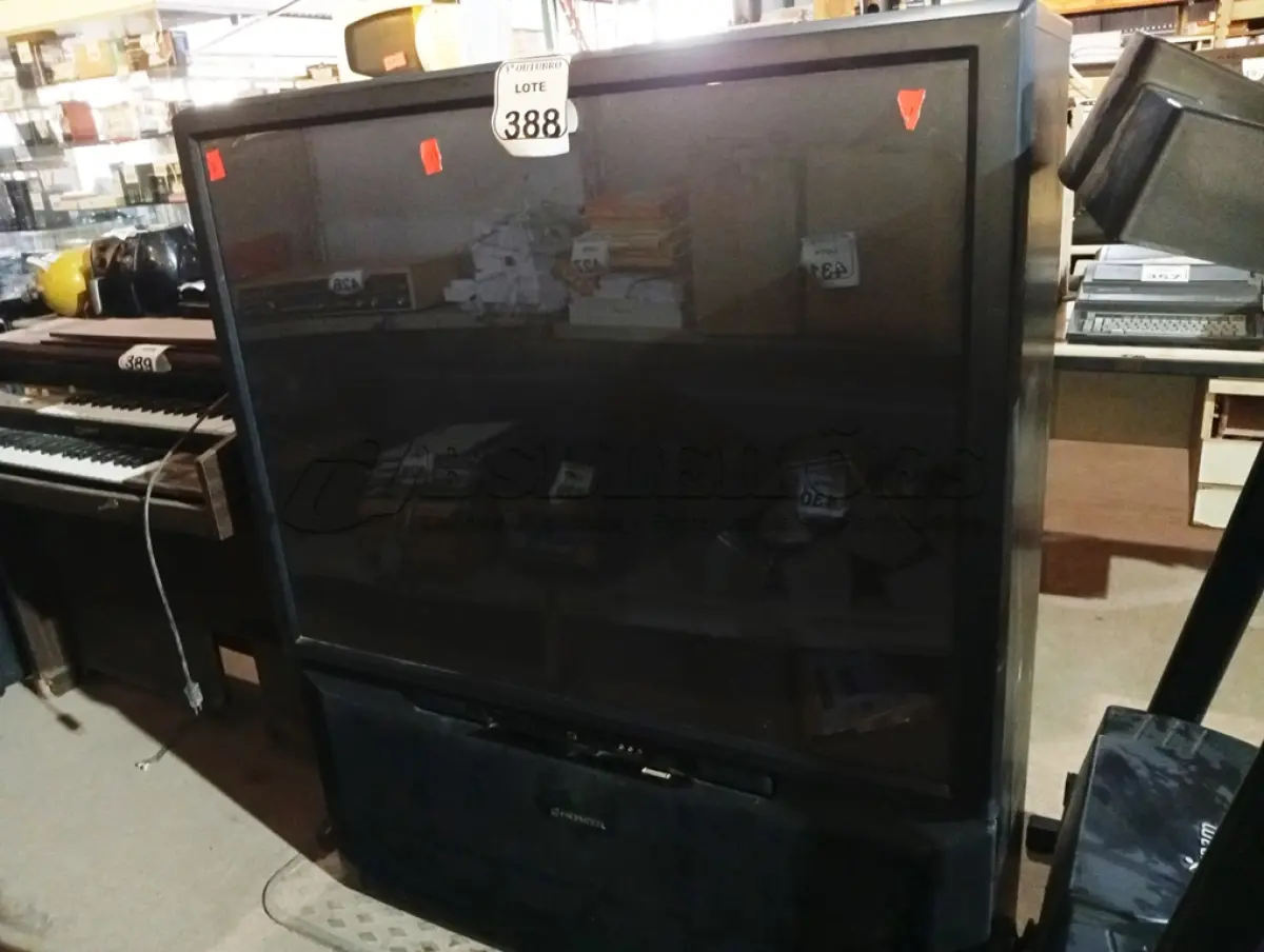 LOTE 388 - 01 TV DE TUBO ANTIGA PIONEER. (NO ESTADO) ATENÇÃO! FAZER A VISITAÇÃO ANTES DE ARREMATAR, NÃO SABEMOS SE FUNCIONA. LEILÃO NÃO TEM GARANTIA E NEM DEVOLUÇÃO, SUJEITO A POSSÍVEIS AVARIAS VISÍVEIS/OCULTAS E/OU AUSÊNCIA DE COMPONENTES.