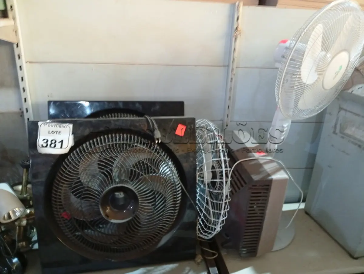 LOTE 381 - 01 LOTE C/ VENTILADORES DE DIVERSOS MODELOS, MARCAS E TAMANHOS. (NO ESTADO) ATENÇÃO! FAZER A VISITAÇÃO ANTES DE ARREMATAR, NÃO SABEMOS SE FUNCIONA. LEILÃO NÃO TEM GARANTIA E NEM DEVOLUÇÃO, SUJEITO A POSSÍVEIS AVARIAS VISÍVEIS/OCULTAS E/OU AUSÊNCIA DE COMPONENTES.