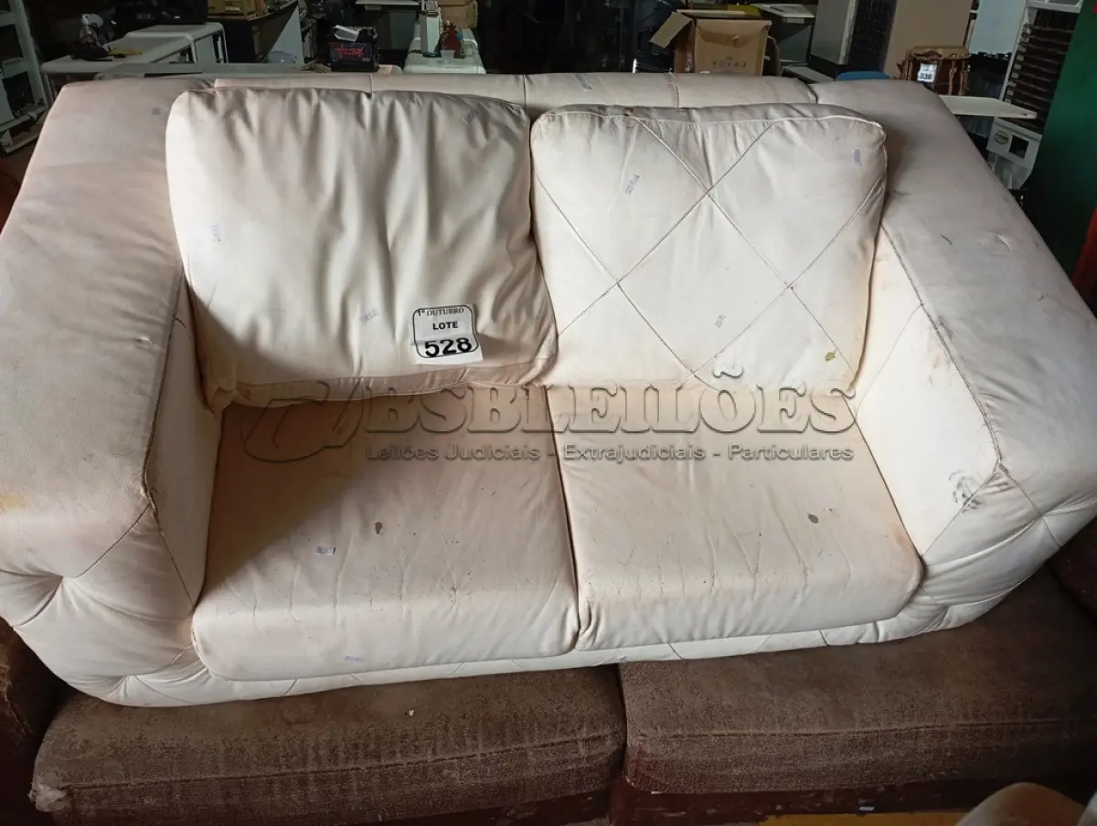 LOTE 528 - 02 SOFÁS DE 02 LUGARES. (NO ESTADO) ATENÇÃO! FAZER A VISITAÇÃO ANTES DE ARREMATAR, NÃO SABEMOS SE FUNCIONA. LEILÃO NÃO TEM GARANTIA E NEM DEVOLUÇÃO, SUJEITO A POSSÍVEIS AVARIAS VISÍVEIS/OCULTAS E/OU AUSÊNCIA DE COMPONENTES.