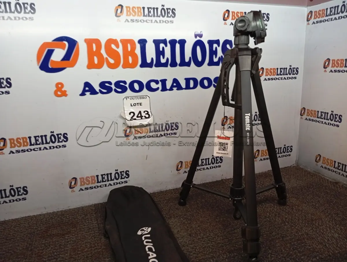 LOTE 243 - 01 TRIPÉ P/ CÂMERA FOTOGRÁFICA. (NO ESTADO) ATENÇÃO! FAZER A VISITAÇÃO ANTES DE ARREMATAR, NÃO SABEMOS SE FUNCIONA. LEILÃO NÃO TEM GARANTIA E NEM DEVOLUÇÃO, SUJEITO A POSSÍVEIS AVARIAS VISÍVEIS/OCULTAS E/OU AUSÊNCIA DE COMPONENTES.