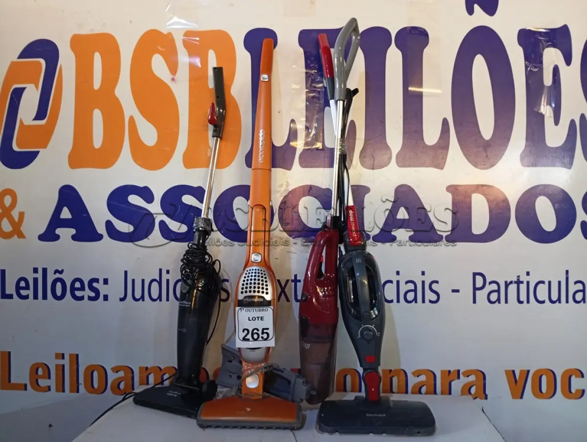 LOTE 265 - 03 ASPIRADORES DE PÓ PORTÁTEIS MARCAS E MODELOS DIVERSOS. (NO ESTADO) ATENÇÃO! FAZER A VISITAÇÃO ANTES DE ARREMATAR, NÃO SABEMOS SE FUNCIONA. LEILÃO NÃO TEM GARANTIA E NEM DEVOLUÇÃO, SUJEITO A POSSÍVEIS AVARIAS VISÍVEIS/OCULTAS E/OU AUSÊNCIA DE COMPONENTES.