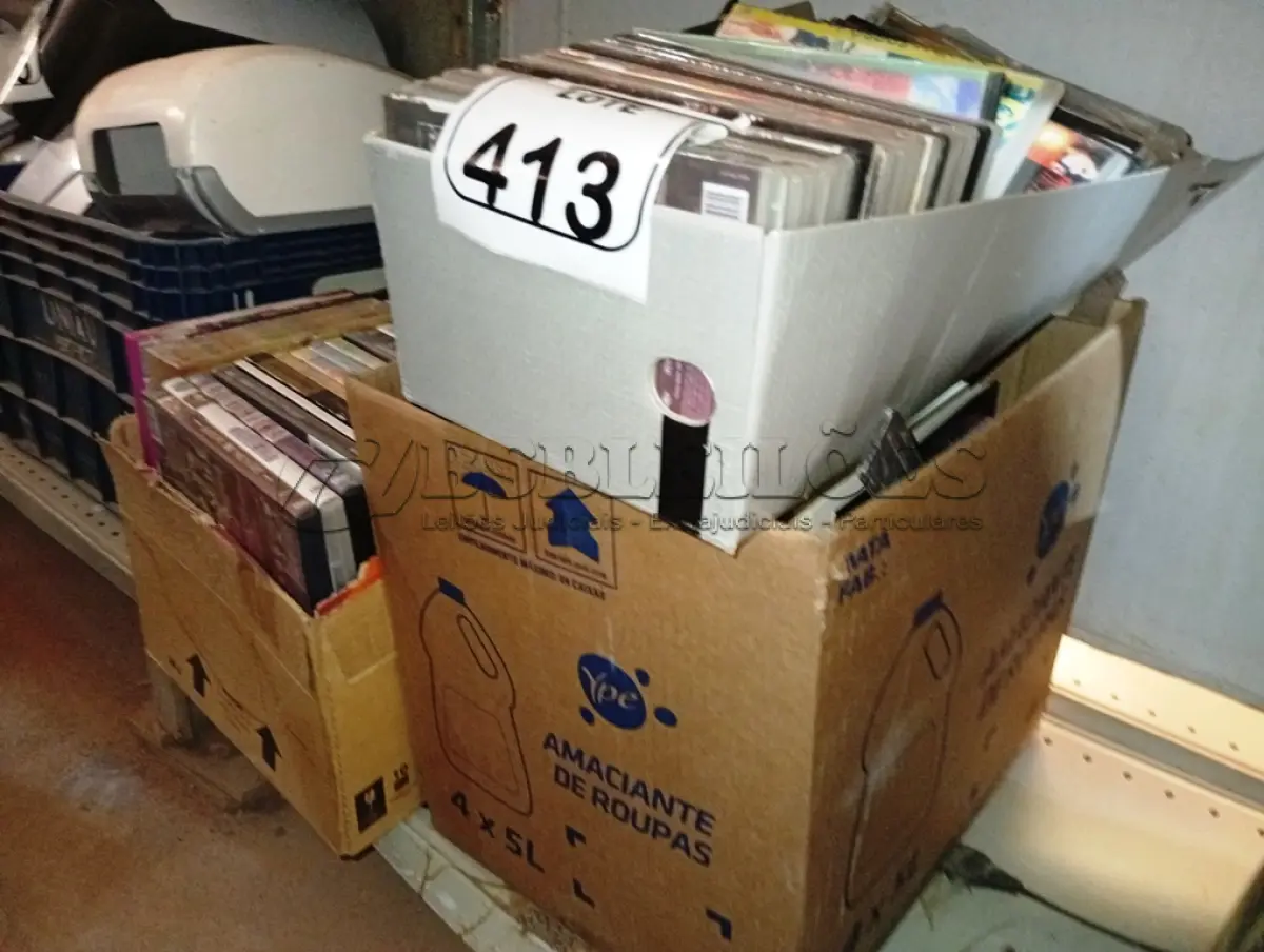 LOTE 413 - 01 LOTE COM DIVERSOS DVDS, FITAS, LIVROS E 01 RELOGIO DIGITAL DE PULSO. (NO ESTADO) ATENÇÃO! FAZER A VISITAÇÃO ANTES DE ARREMATAR, NÃO SABEMOS SE FUNCIONA. LEILÃO NÃO TEM GARANTIA E NEM DEVOLUÇÃO, SUJEITO A POSSÍVEIS AVARIAS VISÍVEIS/OCULTAS E/OU AUSÊNCIA DE COMPONENTES.