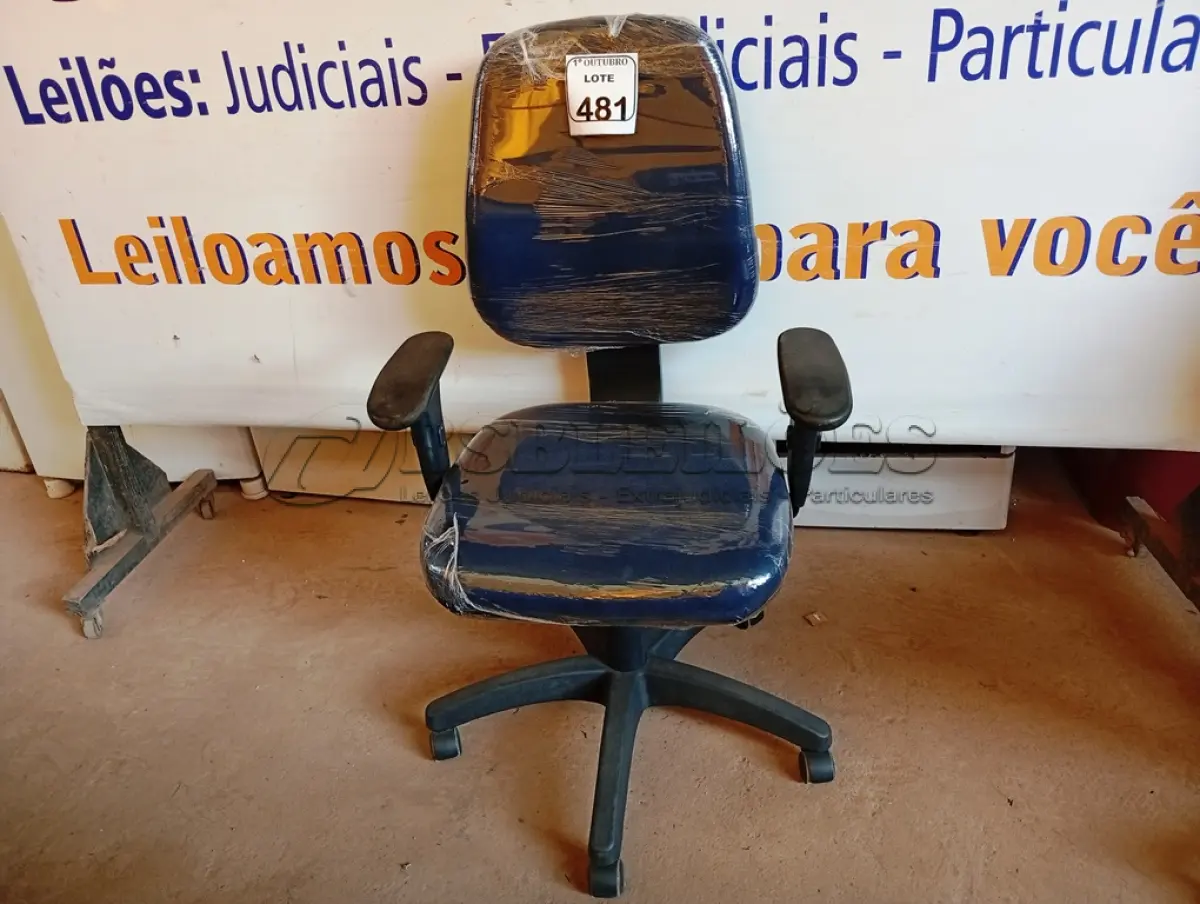 LOTE 481 - 01 CADEIRA ESTOFADA C/ BRAÇO. (NO ESTADO) ATENÇÃO! FAZER A VISITAÇÃO ANTES DE ARREMATAR, NÃO SABEMOS SE FUNCIONA. LEILÃO NÃO TEM GARANTIA E NEM DEVOLUÇÃO, SUJEITO A POSSÍVEIS AVARIAS VISÍVEIS/OCULTAS E/OU AUSÊNCIA DE COMPONENTES.