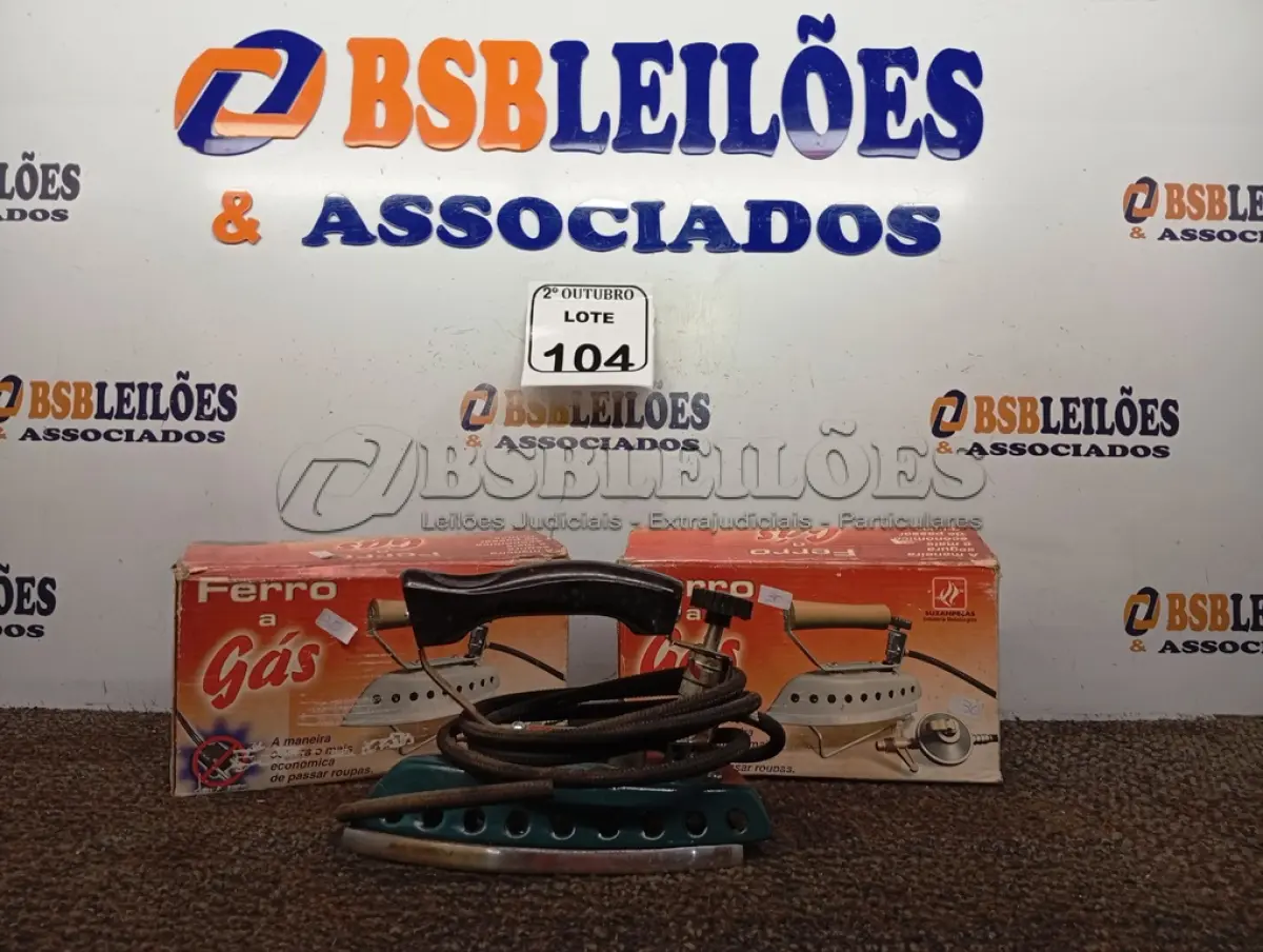 LOTE 104 - 02 FERROS DE PASSAR ROUPAS A GÁS. (NO ESTADO) ATENÇÃO! FAZER A VISITAÇÃO ANTES DE ARREMATAR, NÃO SABEMOS SE FUNCIONA. LEILÃO NÃO TEM GARANTIA E NEM DEVOLUÇÃO, SUJEITO A POSSÍVEIS AVARIAS VISÍVEIS/OCULTAS E/OU AUSÊNCIA DE COMPONENTES.