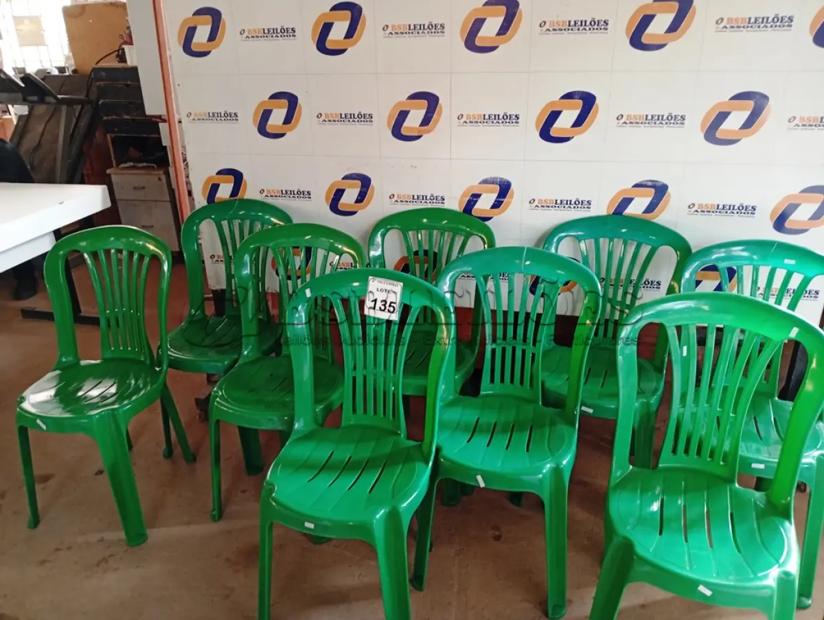 LOTE 135 - 09 CADEIRAS DE PLÁSTICO SENDO 05 COM AVARIAS. (NO ESTADO) ATENÇÃO! FAZER A VISITAÇÃO ANTES DE ARREMATAR, NÃO SABEMOS SE FUNCIONA. LEILÃO NÃO TEM GARANTIA E NEM DEVOLUÇÃO, SUJEITO A POSSÍVEIS AVARIAS VISÍVEIS/OCULTAS E/OU AUSÊNCIA DE COMPONENTES.
