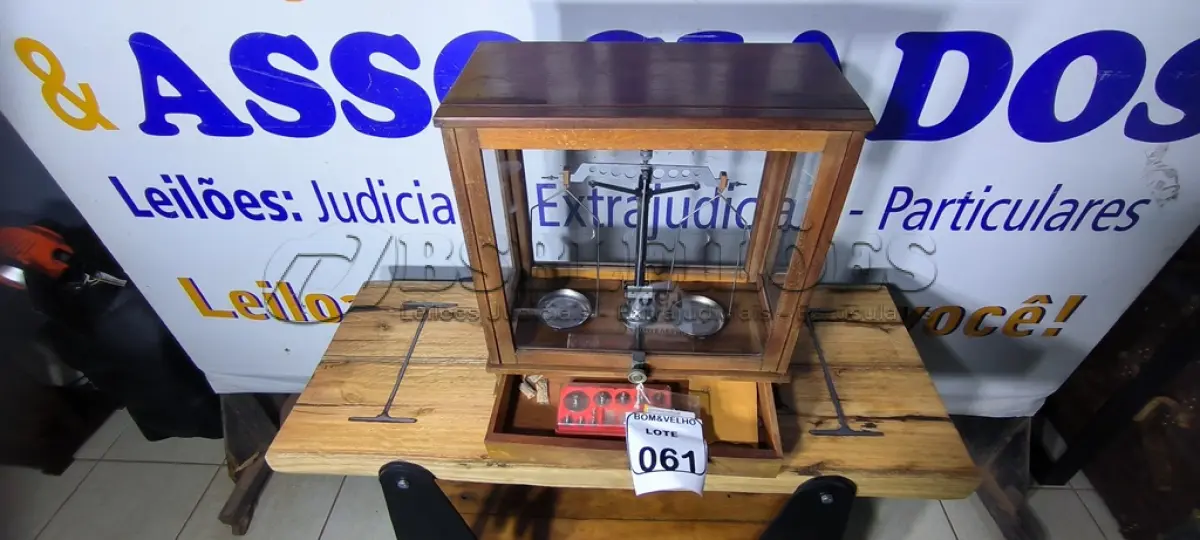 LOTE 061 - 01 BALANÇA DE PRECISÃO. (NO ESTADO)