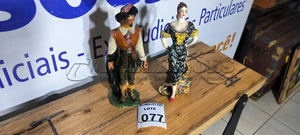 LOTE 077 - 01 CASAL DE ESPANHOL PORCELANA. (NO ESTADO)