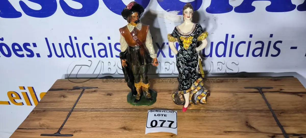 LOTE 077 - 01 CASAL DE ESPANHOL PORCELANA. (NO ESTADO)