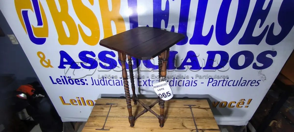 LOTE 065 - 01 MESINHA DOBRAVEL. (NO ESTADO)