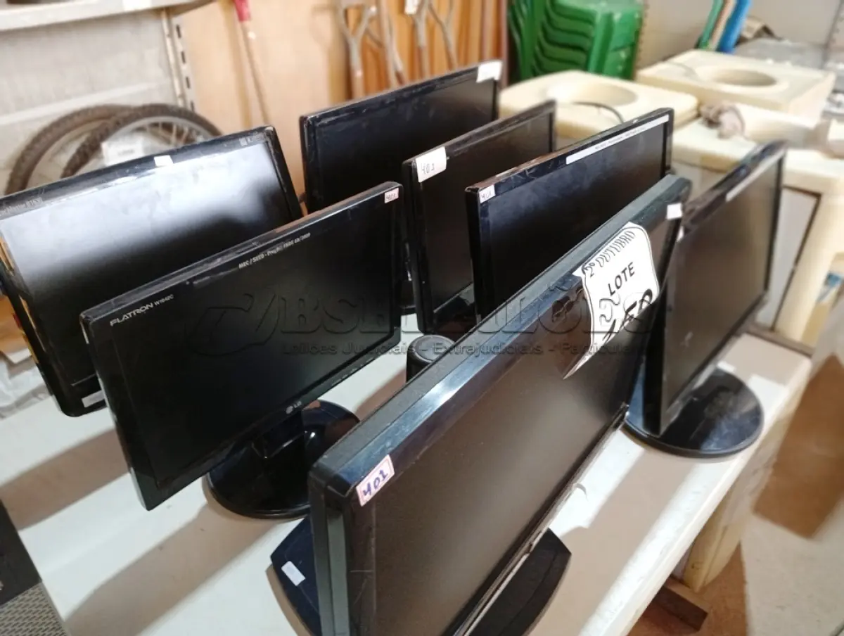 LOTE 159 - 07 MONITORES LCD MARCAS E MODELOS DIVERSOS. (NO ESTADO) ATENÇÃO! FAZER A VISITAÇÃO ANTES DE ARREMATAR, NÃO SABEMOS SE FUNCIONA. LEILÃO NÃO TEM GARANTIA E NEM DEVOLUÇÃO, SUJEITO A POSSÍVEIS AVARIAS VISÍVEIS/OCULTAS E/OU AUSÊNCIA DE COMPONENTES.