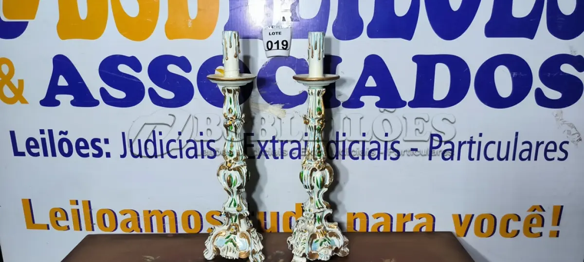 LOTE 019 - 01 PAR DE CASTIÇAL TOCHEIRO. (NO ESTADO)
