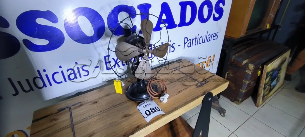LOTE 080 - 01 VENTILADOR CARMEM MIRANDA.