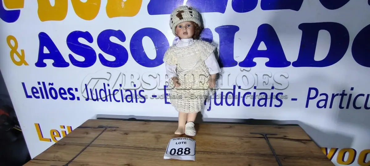 LOTE 088 - 01 BONECA DE PORCELANA. (NO ESTADO)