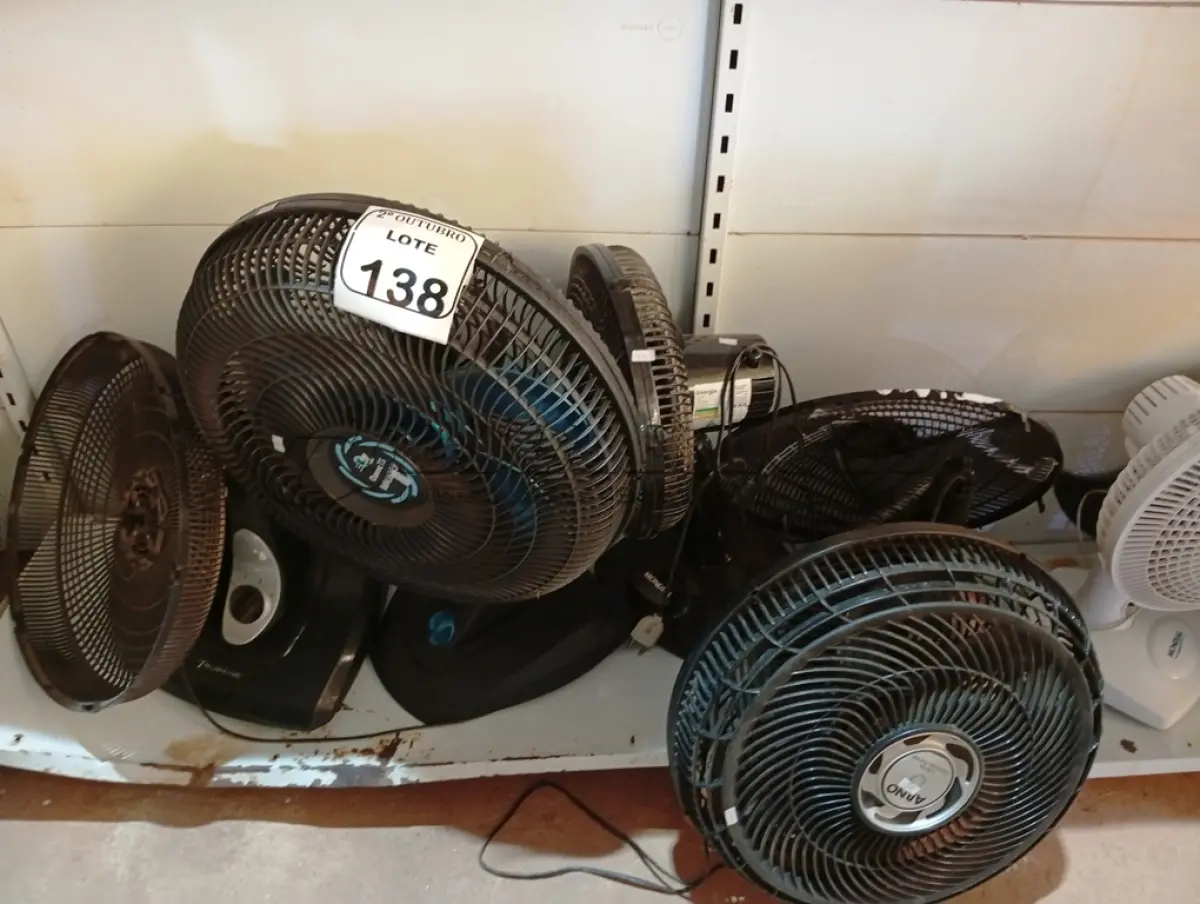 LOTE 138 - 01 LOTE C DIVERSOS VENTILADORES MARCAS E MODELOS DIVERSOS. (NO ESTADO) ATENÇÃO! FAZER A VISITAÇÃO ANTES DE ARREMATAR, NÃO SABEMOS SE FUNCIONA. LEILÃO NÃO TEM GARANTIA E NEM DEVOLUÇÃO, SUJEITO A POSSÍVEIS AVARIAS VISÍVEIS/OCULTAS E/OU AUSÊNCIA DE COMPONENTES.