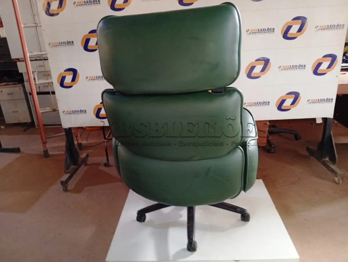 LOTE 100 - 01 POLTRONA PARA ESCRITÓRIO SOB 05 PÉS DE CORIM. (NO ESTADO) ATENÇÃO! FAZER A VISITAÇÃO ANTES DE ARREMATAR, NÃO SABEMOS SE FUNCIONA. LEILÃO NÃO TEM GARANTIA E NEM DEVOLUÇÃO, SUJEITO A POSSÍVEIS AVARIAS VISÍVEIS/OCULTAS E/OU AUSÊNCIA DE COMPONENTES.